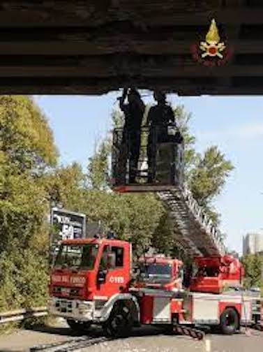 Un camion ha urtato il ponte di via Salaria: sono intervenuti i Vigili del fuoco
