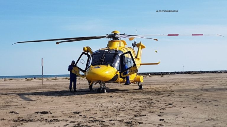 Prima salva le figlie dal mare mosso poi ha un malore e muore sulla spiaggia