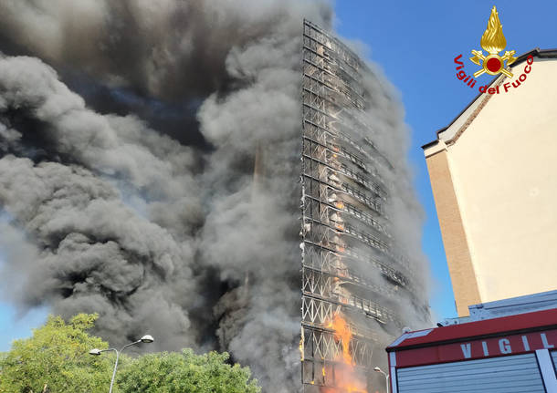 Edificio in fiamme a Milano, parla il governatore Fontana: “Per fortuna non si registrano vittime”