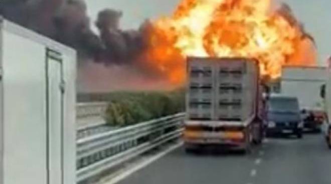 Puglia: incidente stradale tra Foggia e Candela, in fiamme un’autocisterna. Due persone ferite