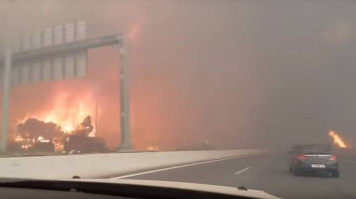 Grecia, Atene assediata dagli incendi: evacuate centinaia di persone