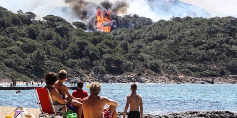 Emergenza incendi in Francia: migliaia di persone evacuate nel sud del Paese