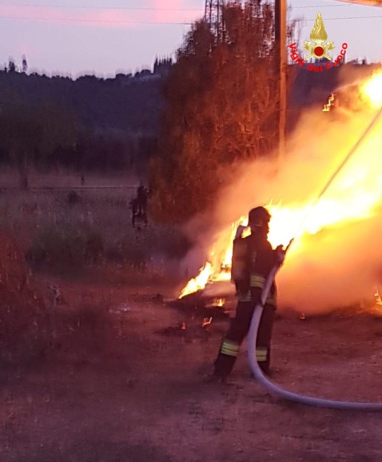 Valle Ricca: vasto incendio in un capannone con 300 balle di fieno: ingenti i danni