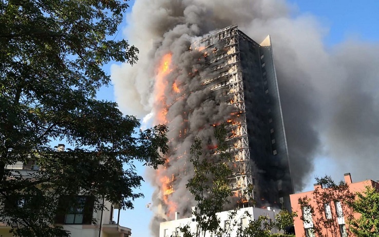 Milano: in Fiamme un edificio di 15 piani in zona Ripamonti