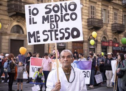 Aggressioni dei “no vax” a medici e giornalisti: il governo dice basta con le intimidazioni