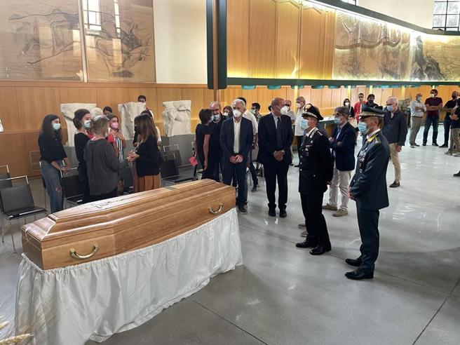 Latina, grande commozione per i funerali dello scrittore Antonio Pennacchi