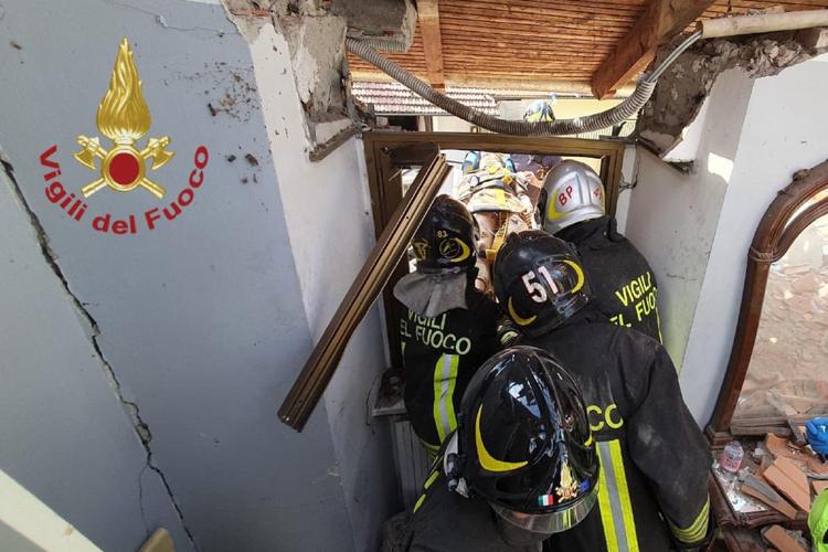 Tragedia alla periferia di Torino, crolla una palazzina di due piani: morto un bimbo di 4 anni. Estratte vive quattro persone