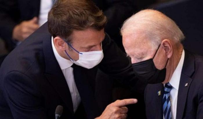 Guerra in Ucraina, colloquio telefonico tra Biden e Macron: “Pieno sostegno a Kiev e condanna di Mosca”