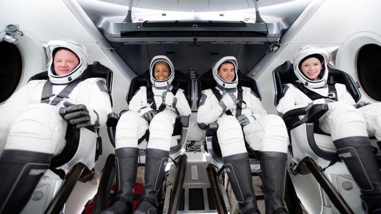 “Inspiration4” di SpaceX è decollato con quattro civili a bordo e nessun astronauta professionista