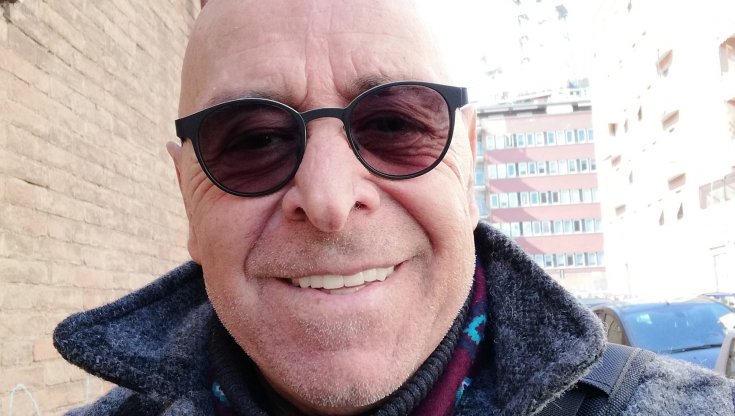 Roma, trovato morto in casa il regista televisivo Massimo Manni. Gli inquirenti indagano per omicidio