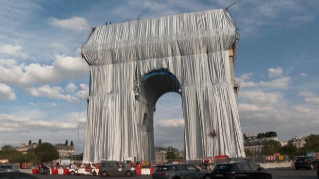 Parigi, coronato il sogno dell’artista Christo: “impacchettato” l’Arco di Trionfo