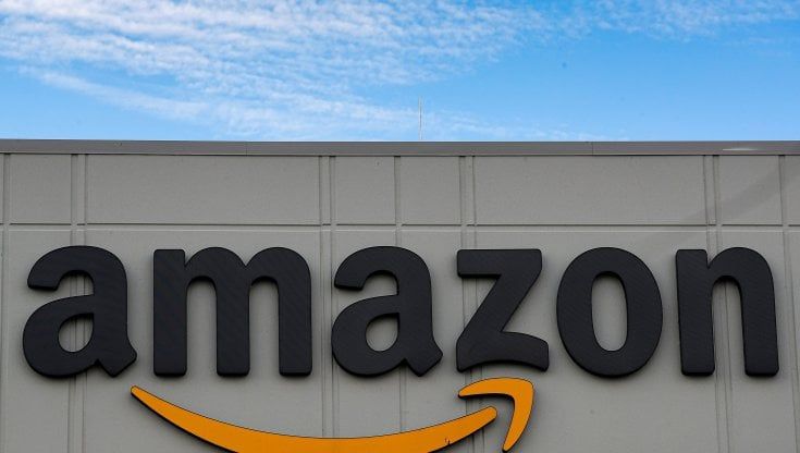 Amazon ha aumentato la retribuzione d’ingresso per tutti i dipendenti impiegati presso i suoi siti logistici in Italia: +8%