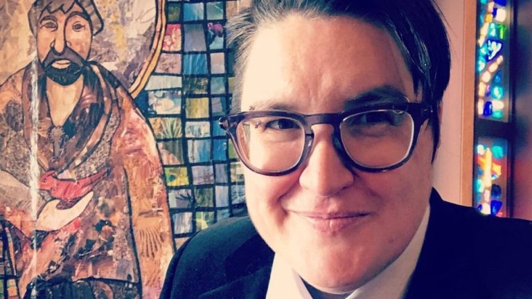 La chiesa evangelica luterana d’America ha insediato il suo primo vescovo transgender
