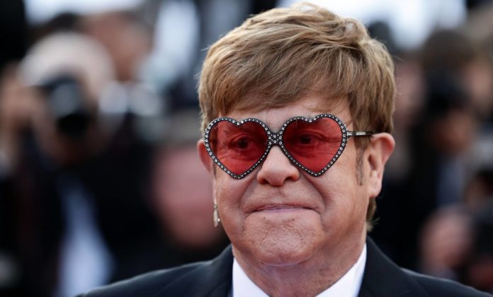 Gran Bretagna, brutta caduta per Elton John: il tour mondiale slitta al 2022