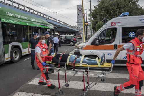 Milano: scontro da un’auto e un autobus in zona Fiera: 22 persone contuse