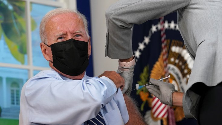 Usa, il presidente Biden ha ricevuto la terza dose del vaccino anti Covid