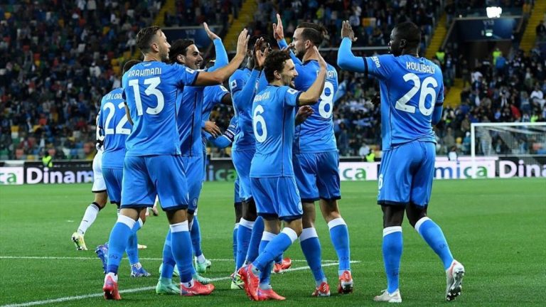 Calcio, il Napoli travolge l’Udinese ed è sola al comando