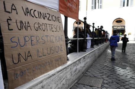 Codevilla (Pavia), 56enne “no vax” è morto per il Covid: voleva curarsi in casa