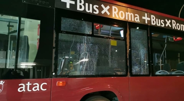 Roma, autista di un bus aggredito ad Acilia: il mezzo preso a sassate