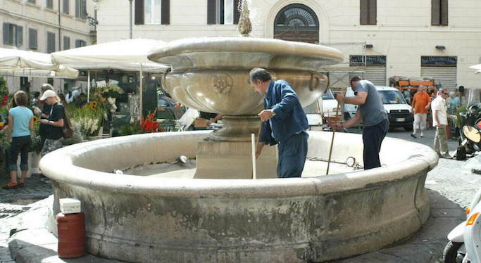 Roma, denunciato un turista inglese per aver danneggiato il sistema di riciclo dell’acqua della Fontana di Campo de’ Fiori