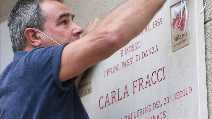 A quattro mesi dalla sua scomparsa, Milano ricorda la grande ballerina Carla Fracci con una targa posta sull’edificio della casa dove visse con la sua famiglia