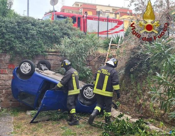 Centocelle, auto perde il controllo e finisce in un giardino di una casa