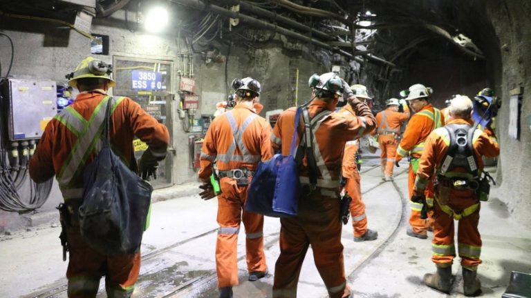 Canada, è in corso un’operazione per evacuare 39 minatori che sono intrappolati sotto terra da oltre 24 ore nell’Ontario