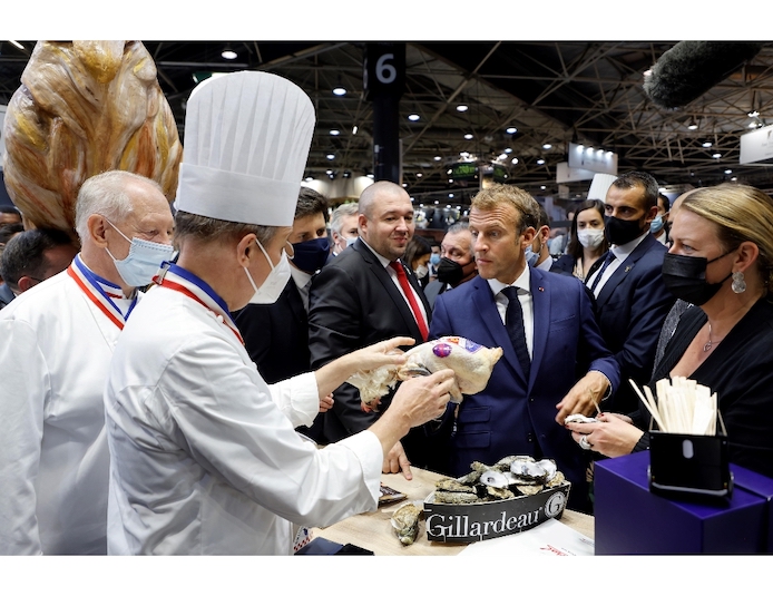 Francia, il presidente Macron colpito da un uovo lanciato da un manifestante