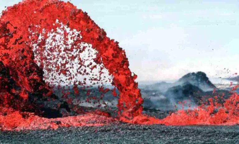 Canarie, la lava è arrivata al mare con conseguenze gravi per l’ambiente