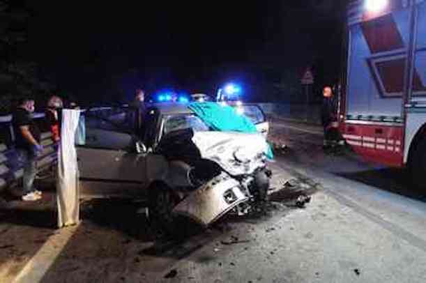 Bucchianico (Chieto), tragico incidente frontale sulla statale 649: morte quattro persone
