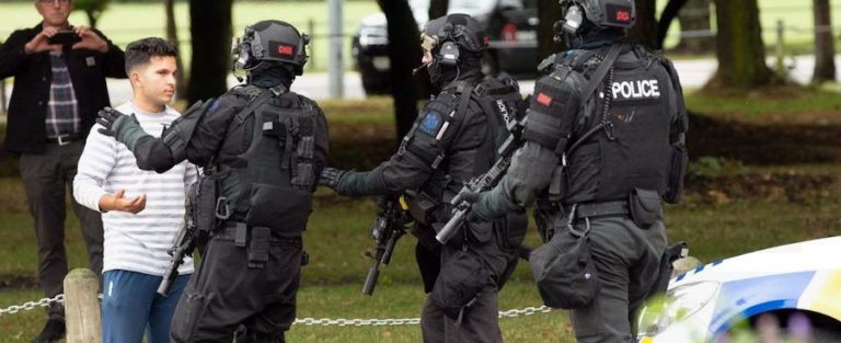 Nuova Zelanda: attentato terroristico in un supermarket di Aukland, ferite sei persone. L’attentato è stato ucciso dalla polizia