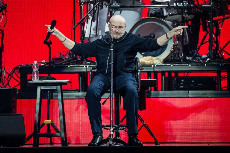 Musica, l’amara confessione di Phil Collins: “Non riesco più a suonare la batteria”