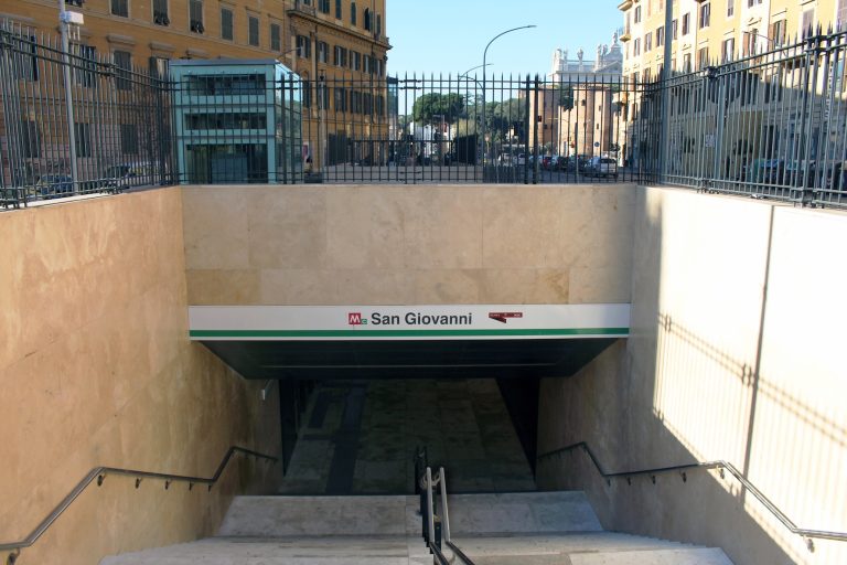 San Giovanni, egiziano ubriaco blocca il traffico sotto la metro