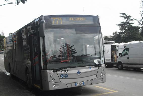 Trullo, un bus della linea 771 è stato preso a sassate da un gruppo di ragazzi