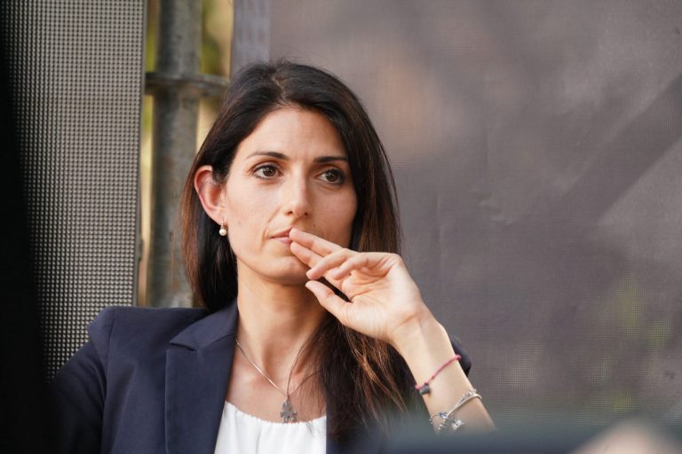 Roma, parla la sindaca uscente Raggi: “All’opposizione non faremo correnti”