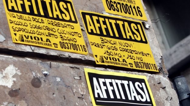 Roma, chiede indietro soldi dell’affitto dopo disagi in casa: viene sfrattato