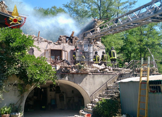 Filatteria (Massa Carrara), esplosione in una casa colonica di due piani: si cerca un anziano
