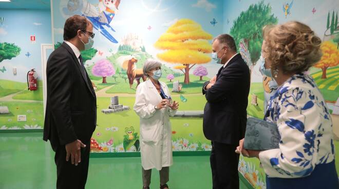 Roma, al reparto infantile del Santa Lucia allestito uno scenario a colori e sculture in 3D