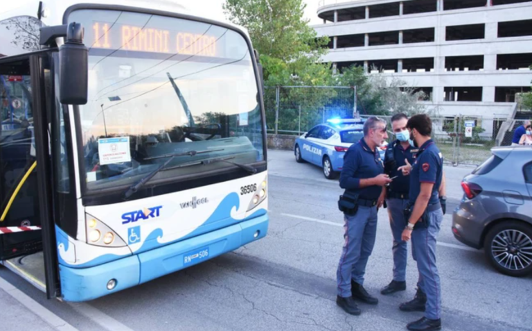 Rimini, è fuori pericolo il bambino ferito alla gola da un somalo su un autobus