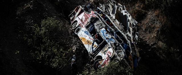 Tragedia in Perù, autobus precipita in un burrone: 32 morti e 22 feriti