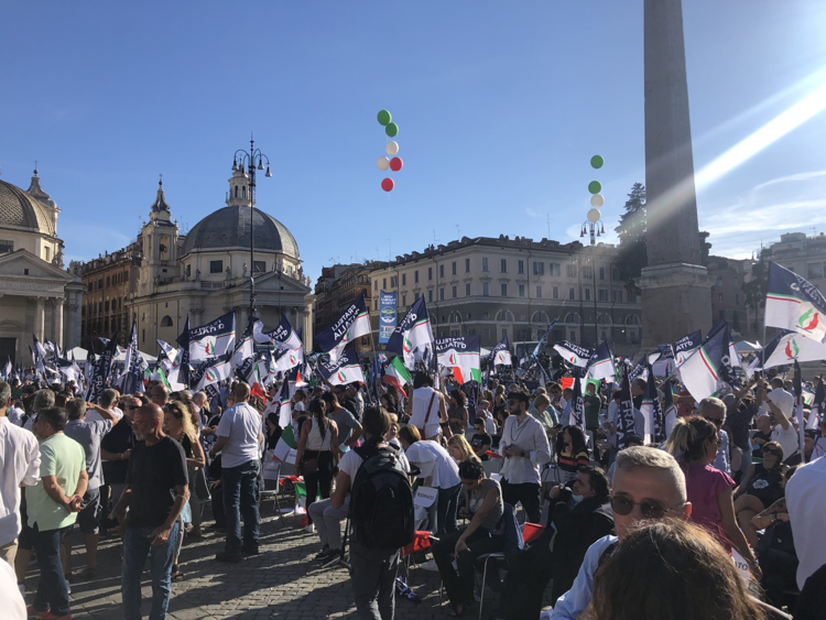 Comunali, piazza del Popolo gremita per il comizio di Giorgia Meloni ed Enrico Michetti