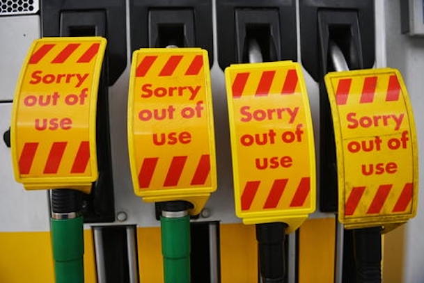Gran Bretagna, scatta l’allarme per la penuria di camionisti per trasportare il carburante