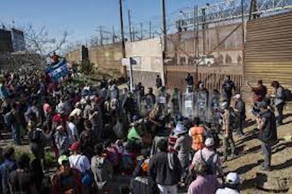 Messico, tragica la situazione di oltre 10mila migranti che vorrebbe passare la frontiera: violenze e torture