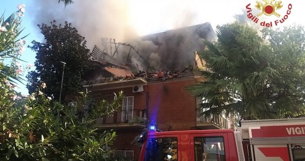 Torre Angela, esplosione in una palazzina di quattro piani: due feriti di cui uno grave, si cercano gli altri inquilini