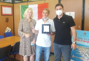 Il sindaco Grando ha consegnato una targa a Michele Otgianu storico barbiere di Ladispoli