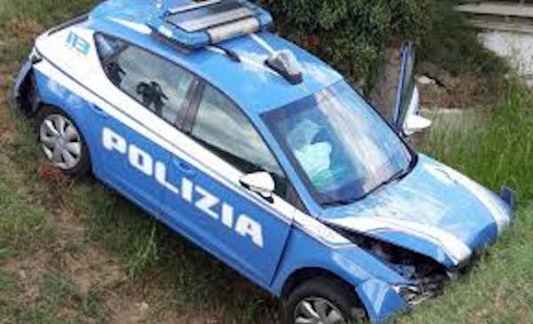 Roma, volante della polizia finisce fuori strada durante un inseguimento: feriti due agenti