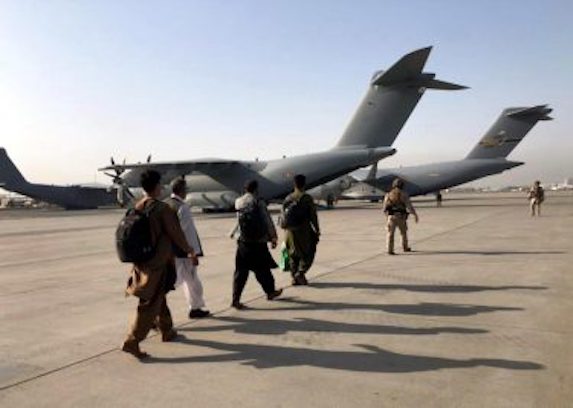Afghanistan, Il primo volo civile per l’evacuazione di stranieri dal ritiro delle truppe Usa è decollato da Kabul con 200 cittadini stranieri
