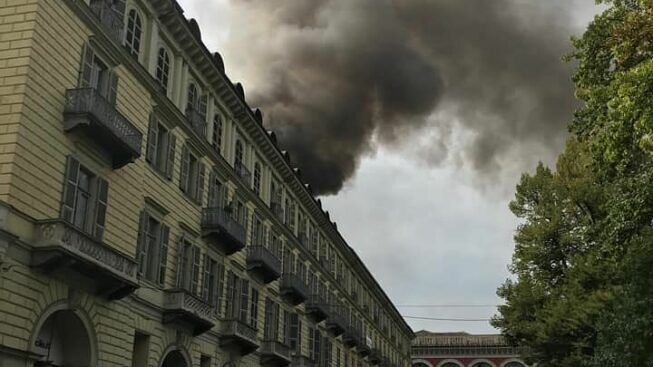 Torino, incendio in un palazzo in via Carlo Felice: sfollate centro persone