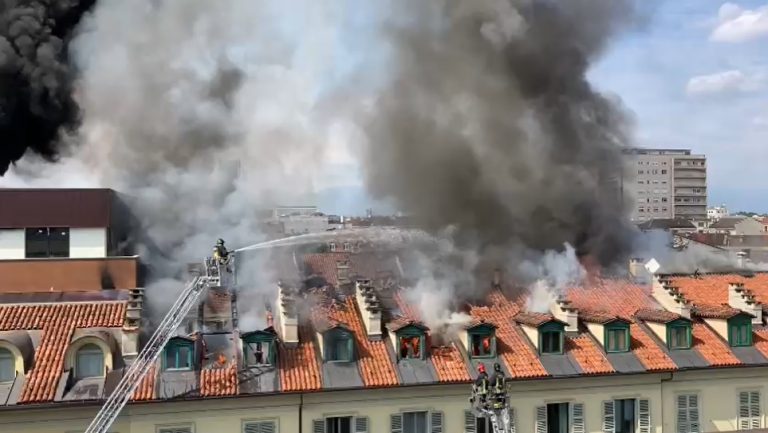 Torino, spento l’incendio che ha interessato due edifici in centro: cento persone sfollate