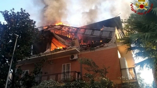 Roma, esplosione a Torre Angela: c’è una vittima, un 67enne proprietario dell’appartamento in via Atteone